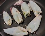 Foto del passaggio 4 della ricetta Calamari farciti con provola e pinoli