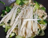 Foto langkah ke 5 dari resep Tumis Tahu Jamur Enoki.