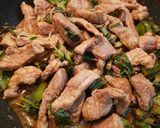 รูปขั้นตอนการทำที่ 2 ของ สันคอหมูผัดพริกแกงโหระพาถั่วพู low carb ไม่ใส่กะทิ