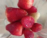 A picture of step 1 of Banana and Strawberry Smoothie.