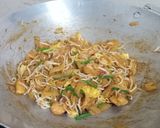 Foto langkah ke 4 dari resep Pad Thai / mie goreng khas Thailand.