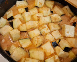 Foto del paso 5 de la receta: Pavo guisado con berenjena y patata en salsa de almendras y pan