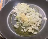 Une image de l'étape 6 de Saucisses allemandes aux poivrons verts, oignon et épices.