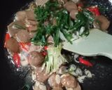 Foto langkah ke 4 dari resep Tumis Pedas Jamur Shimeji Putih.