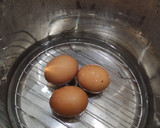 Foto del paso 4 de la receta: Cocer huevos en olla GM