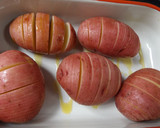 Foto del paso 2 de la receta: Patatas al estilo Hasselbak con salsa