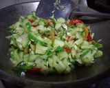Foto langkah ke 3 dari resep Tumis Timun.