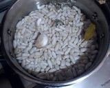 Foto del paso 2 de la receta: Alubias blancas con cigalitas, langostinos y gambas