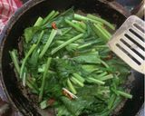 Foto langkah ke 2 dari resep Tumis Sawi Hijau dan Enoki.