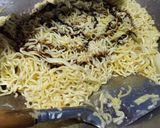 Foto langkah ke 5 dari resep Mie goreng telur rebus.