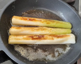 Foto del paso 1 de la receta: Puerros a la plancha con queso