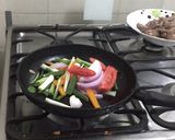 A picture of step 3 of Peruvian Stir-Fried Noodles (Tallarín Saltado Criollo).