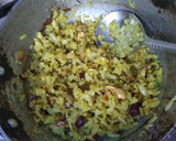 A picture of step 5 of Kanda poha.