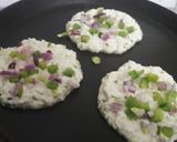 A picture of step 5 of Paneer ke uttapam.
