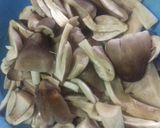 Foto langkah ke 1 dari resep Tumis jamur sawit.