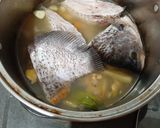 Foto langkah ke 5 dari resep Sup Pindang Ikan Gurame Bumbu Iris Cemplung Sehat Yummy.