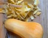 Une image de l'étape 1 de Butternut façon Hasselback rôti aux herbes et miel.