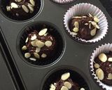 Foto langkah ke 5 dari resep 25. Classic Choco Muffin.