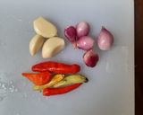Foto langkah ke 2 dari resep Tumis Brokoli Bakso.