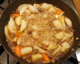 A picture of step 7 of Japanese meat and potato stew or Nikujaga (肉じゃが).