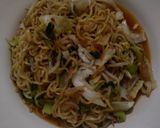Foto langkah ke 6 dari resep Mie Goreng Nyemek Sayur.