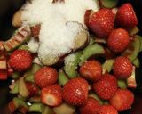 Foto langkah ke 5 dari resep Rhubarb Strawberry Pie.