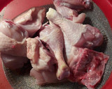 Foto del paso 3 de la receta: Pollo en salsa confitada de cebolla roja y pimiento asado
