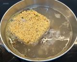Hình bước làm 2 của món Mì Gói Mực Chua Cay
