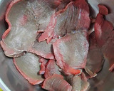 Foto del paso 4 de la receta: Filetes de ternera aliñados con cebolletas tiernas aliñadas