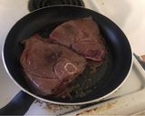 Hình bước làm 2 của món Steak nai với rượu vang và chocolate