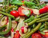Foto del passaggio 6 della ricetta Insalata di fagiolini, ravanelli, pomodori, cipolla di tropea e basilico