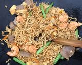 Foto langkah ke 4 dari resep Mie telur goreng.
