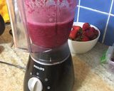 Foto del paso 2 de la receta: Licuado de remolacha(cabos), frutilla y manzana 🍏 🍓🌰