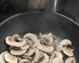 Foto del paso 3 de la receta: Gnocchi 🥔, champiñones 🍄, salsa de trufa y crujiente jamón