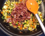Foto del paso 3 de la receta: Arroz con calabacín, zanahoria y panceta fina