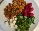 Foto del paso 2 de la receta: Ensalada de lentejas, canónigos, frambuesas y queso feta 🥬🍓🧀