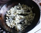 Foto del paso 2 de la receta: Tortilla de acelga rellena con queso