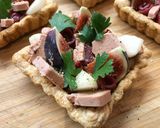 Une image de l'étape 9 de Tartelettes feuilletées Poires, Figues, Magret fumé et Foie gras.