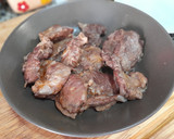 Foto del paso 3 de la receta: Arroz de carrilleras al vino tinto con habitas