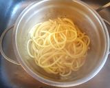 Foto del paso 3 de la receta: Espaguetis con queso pecorino, gouda, pimienta