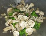 Foto langkah ke 3 dari resep Cah brokoli jamur kancing.