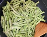 Hình bước làm 3 của món Đậu que xào tỏi topping thịt bằm
