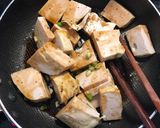 Hình bước làm 3 của món Chả lụa kho nước tương nấm mỡ trắng