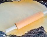 Foto del paso 6 de la receta Empanada de puerros y gambas