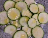 Foto del passaggio 1 della ricetta Insalata di zucchine crude #piattifreddi