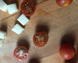 Foto del paso 2 de la receta: Pinchos de queso y tomatitos cherry con Vidalim kids, para mis peques