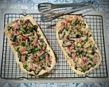 Foto del paso 9 de la receta: Coca trufada de jamón con crema de shiitake y parmesano