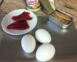 Foto del paso 1 de la receta: Huevos rellenos de caballa y pimientos del piquillo