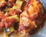 Une image de l'étape 2 de Cuisses de poulet au four sauce tomates et courgettes.