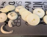 Une image de l'étape 2 de Merguez aux oignons épicés.